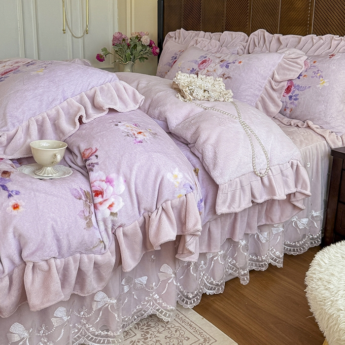 91家纺网 家纺一手货源 找家纺 宜凡家纺 2025新款牛奶绒5D数码印花夹棉床裙四件套 邂逅 紫