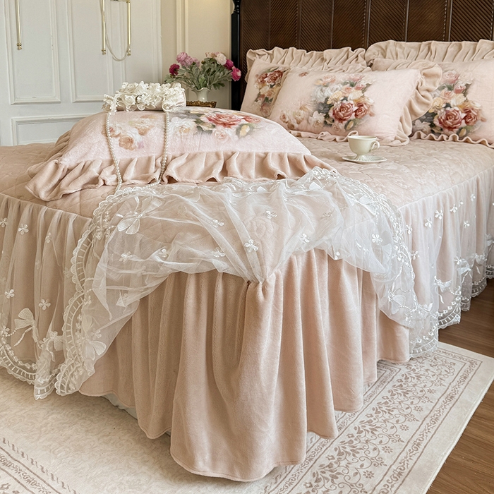 91家纺网 家纺一手货源 找家纺 宜凡家纺 2025新款牛奶绒5D数码印花夹棉床裙四件套 花开浪漫 粉玉