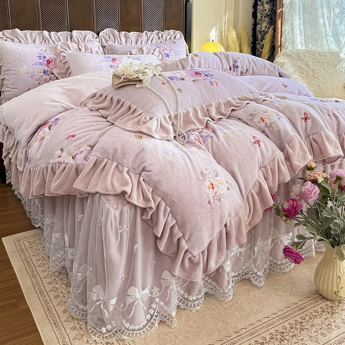 91家纺网 家纺一手货源 找家纺 宜凡家纺 2025新款牛奶绒5D数码印花夹棉床裙四件套 邂逅 紫