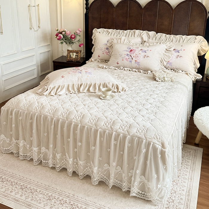 91家纺网 家纺一手货源 找家纺 宜凡家纺 2025新款牛奶绒5D数码印花夹棉床裙四件套 邂逅 米色