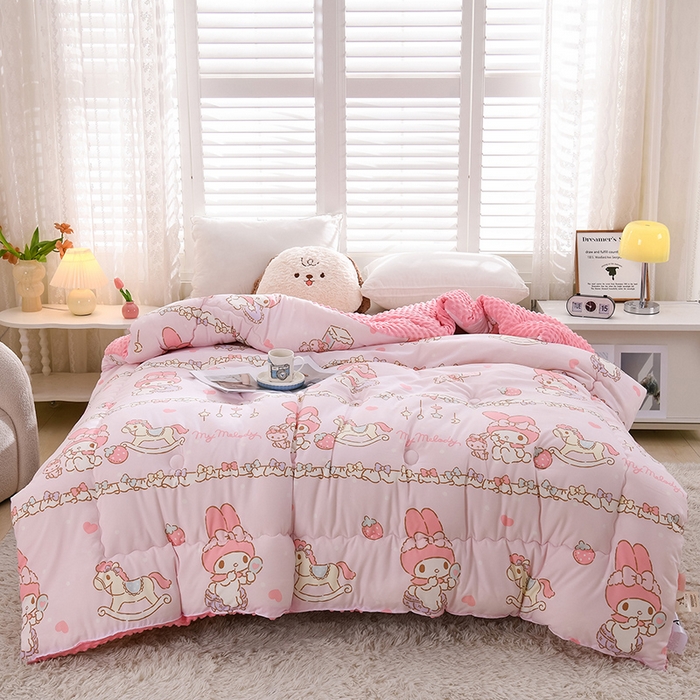 91家纺网 家纺一手货源 找家纺 艾兜坊 2025新款三丽鸥水洗棉3D豆豆被 被子被芯 木马美乐蒂