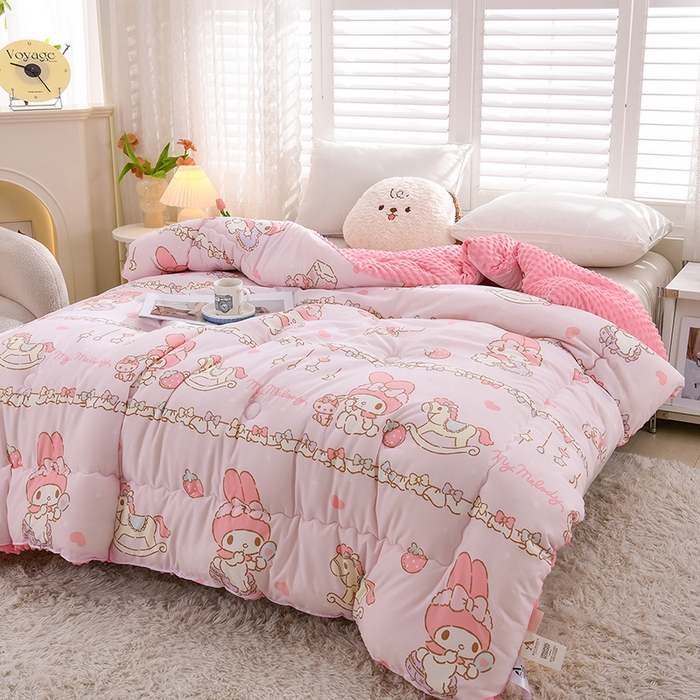 91家纺网 家纺一手货源 找家纺 艾兜坊 2025新款三丽鸥水洗棉3D豆豆被 被子被芯 木马美乐蒂