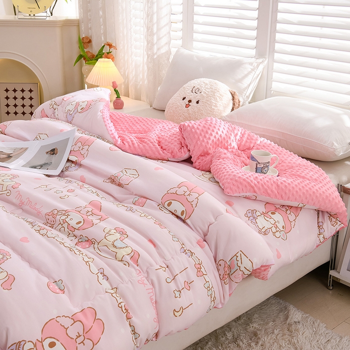 91家纺网 家纺一手货源 找家纺 艾兜坊 2025新款三丽鸥水洗棉3D豆豆被 被子被芯 木马美乐蒂