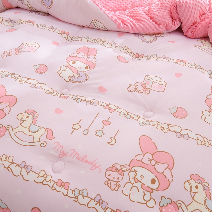 91家纺网 家纺一手货源 找家纺 艾兜坊 2025新款三丽鸥水洗棉3D豆豆被 被子被芯 木马美乐蒂