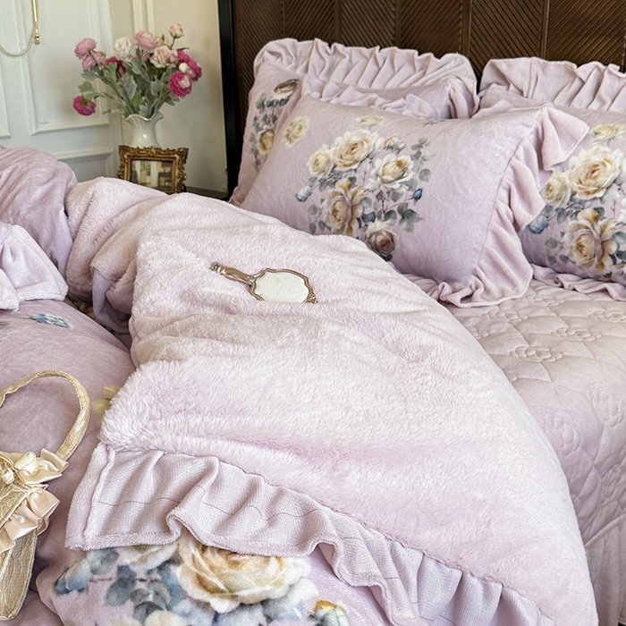 91家纺网 家纺一手货源 找家纺 宜凡家纺 2025新款牛奶绒5D数码印花床盖四件套 浮香如梦 淡紫