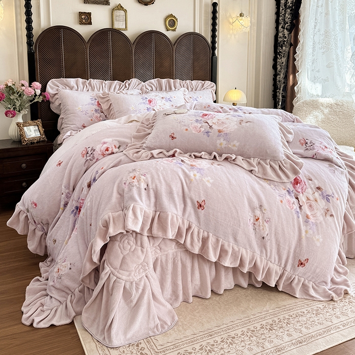 91家纺网 家纺一手货源 找家纺 宜凡家纺 2025新款牛奶绒5D数码印花床盖四件套 邂逅 紫