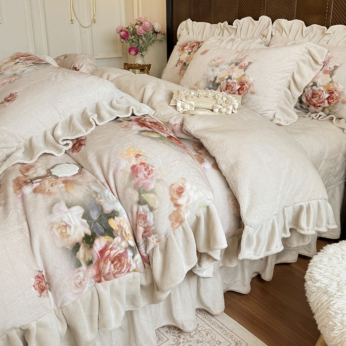 91家纺网 家纺一手货源 找家纺 宜凡家纺 2025新款牛奶绒5D数码印花床盖四件套 花开浪漫 驼色