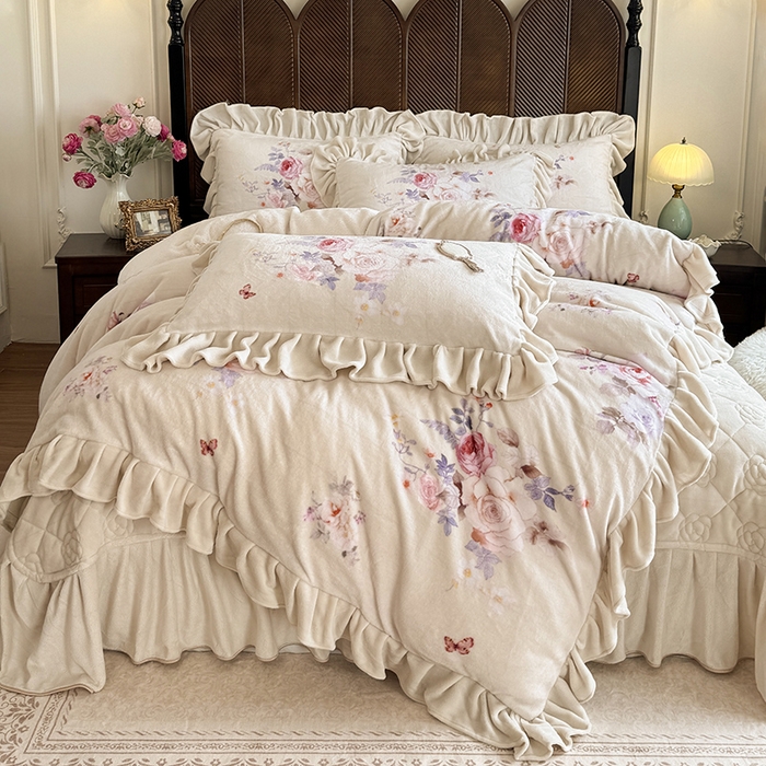 91家纺网 家纺一手货源 找家纺 宜凡家纺 2025新款牛奶绒5D数码印花床盖四件套 邂逅 米色