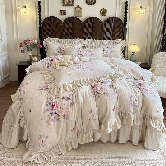 91家纺网 家纺一手货源 找家纺 宜凡家纺 2025新款牛奶绒5D数码印花床盖四件套 邂逅 米色