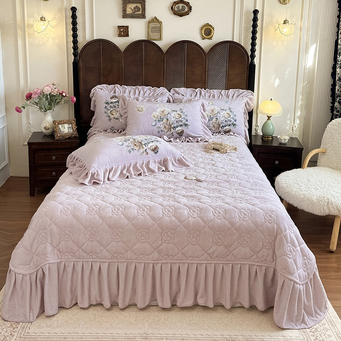 91家纺网 家纺一手货源 找家纺 宜凡家纺 2025新款牛奶绒5D数码印花床盖四件套 浮香如梦 淡紫