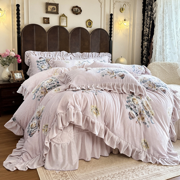 91家纺网 家纺一手货源 找家纺 宜凡家纺 2025新款牛奶绒5D数码印花床盖四件套 浮香如梦 浅卡其