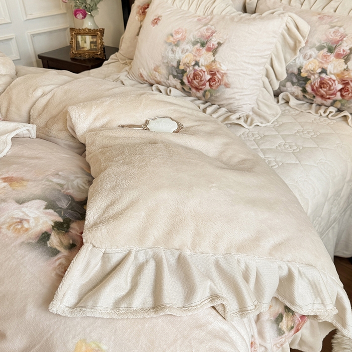 91家纺网 家纺一手货源 找家纺 宜凡家纺 2025新款牛奶绒5D数码印花床盖四件套 花开浪漫 驼色