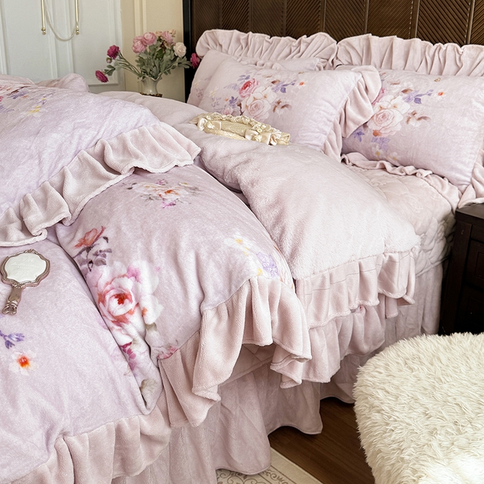 91家纺网 家纺一手货源 找家纺 宜凡家纺 2025新款牛奶绒5D数码印花床盖四件套 邂逅 紫