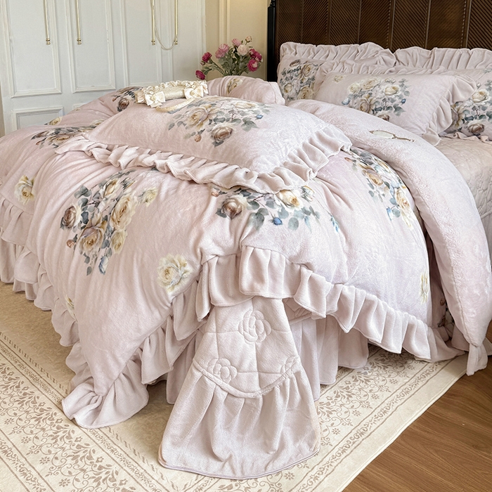 91家纺网 家纺一手货源 找家纺 宜凡家纺 2025新款牛奶绒5D数码印花床盖四件套 浮香如梦 浅卡其