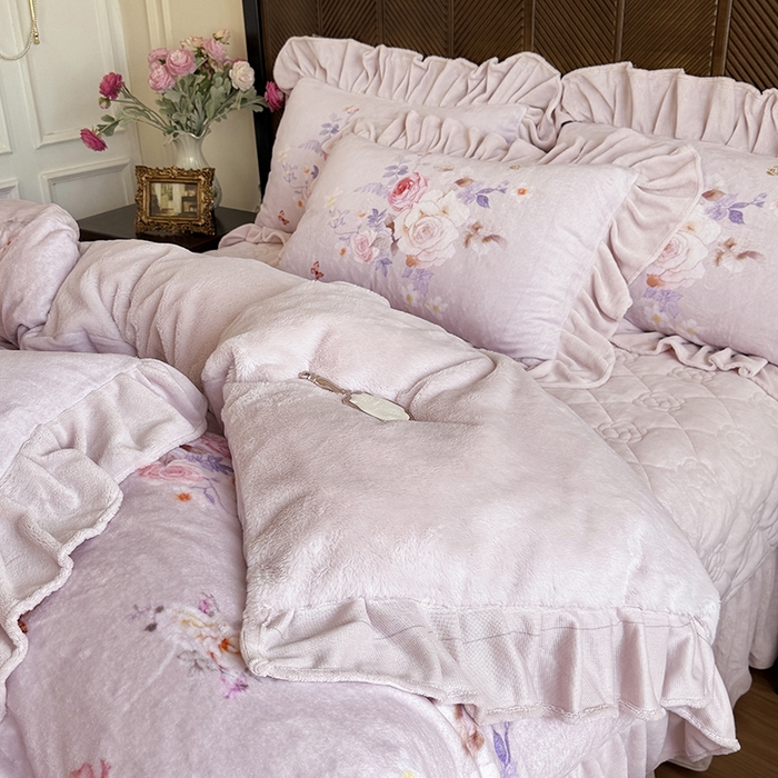 91家纺网 家纺一手货源 找家纺 宜凡家纺 2025新款牛奶绒5D数码印花床盖四件套 邂逅 紫