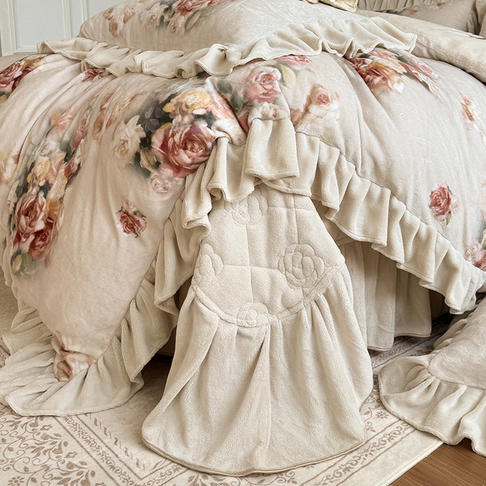 91家纺网 家纺一手货源 找家纺 宜凡家纺 2025新款牛奶绒5D数码印花床盖四件套 花开浪漫 驼色