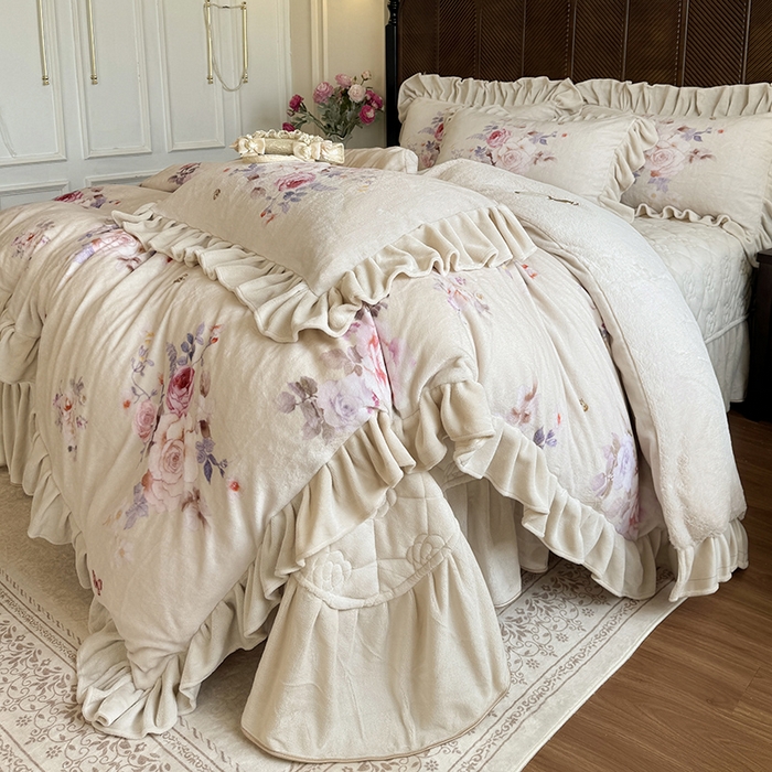 91家纺网 家纺一手货源 找家纺 宜凡家纺 2025新款牛奶绒5D数码印花床盖四件套 邂逅 米色