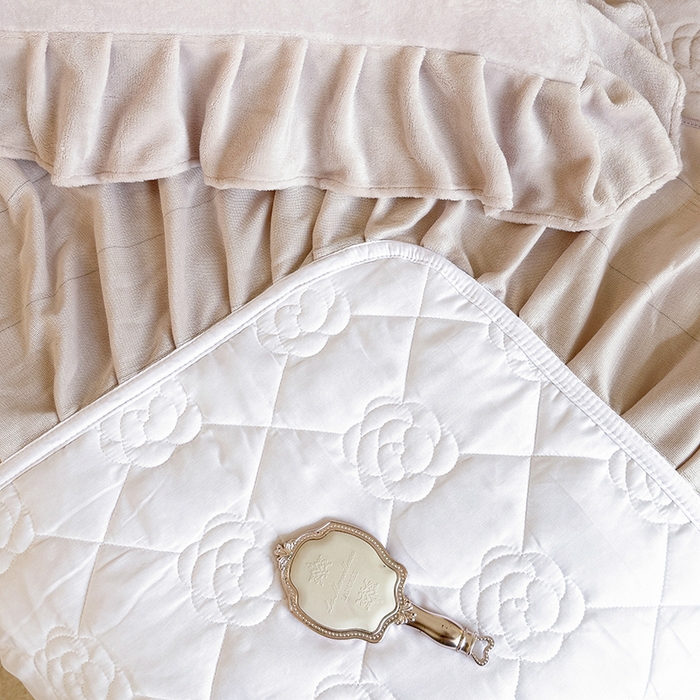 91家纺网 家纺一手货源 找家纺 宜凡家纺 2025新款牛奶绒5D数码印花床盖四件套 浮香如梦 浅卡其