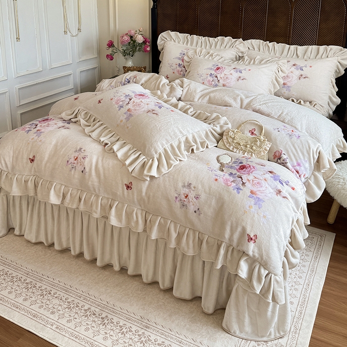 91家纺网 家纺一手货源 找家纺 宜凡家纺 2025新款牛奶绒5D数码印花床盖四件套 邂逅 米色