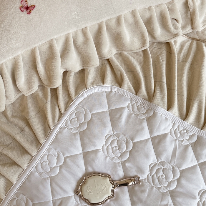 91家纺网 家纺一手货源 找家纺 宜凡家纺 2025新款牛奶绒5D数码印花床盖四件套 邂逅 米色