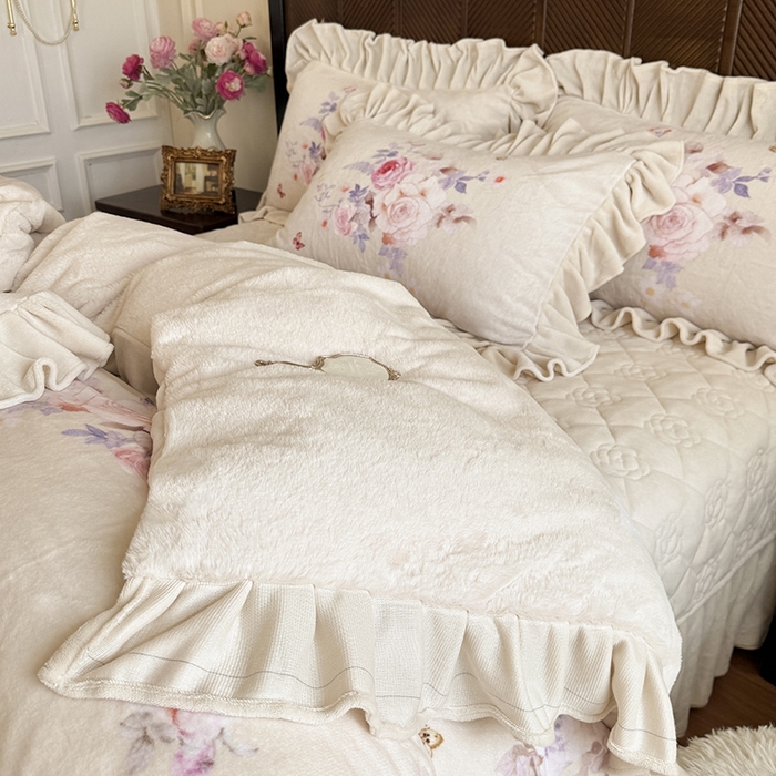 91家纺网 家纺一手货源 找家纺 宜凡家纺 2025新款牛奶绒5D数码印花床盖四件套 邂逅 米色