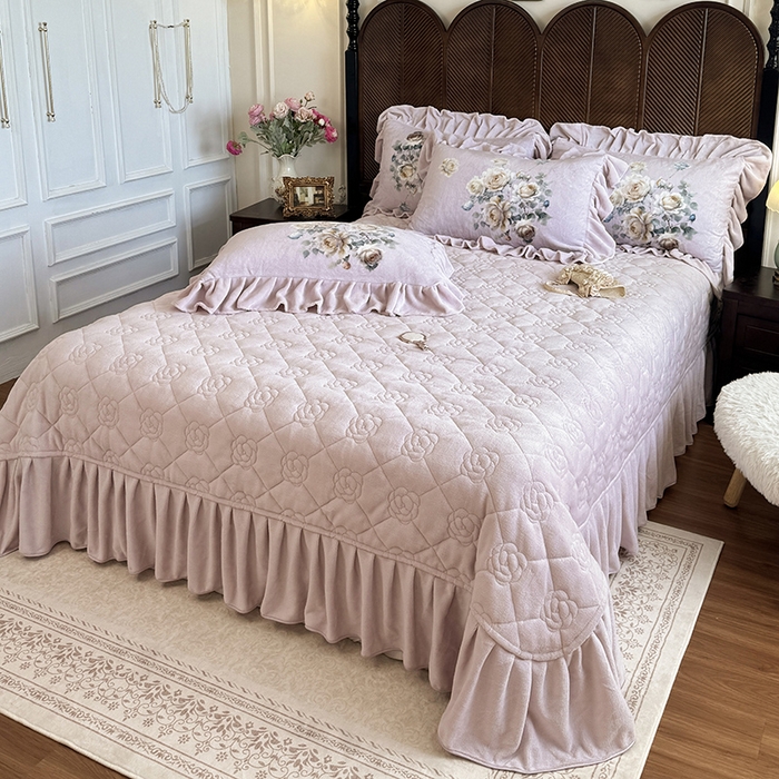 91家纺网 家纺一手货源 找家纺 宜凡家纺 2025新款牛奶绒5D数码印花床盖四件套 浮香如梦 淡紫