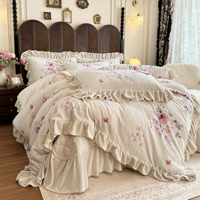 91家纺网 家纺一手货源 找家纺 宜凡家纺 2025新款牛奶绒5D数码印花床盖四件套 邂逅 米色