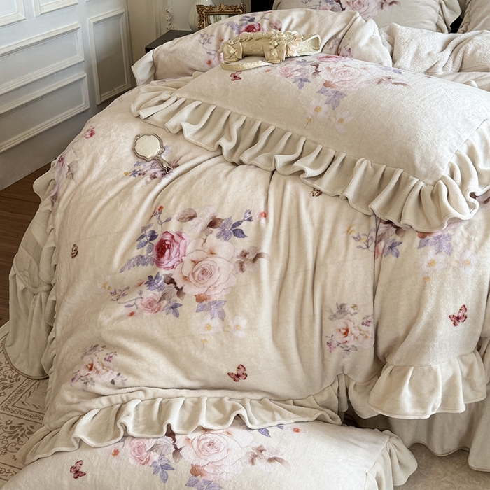 91家纺网 家纺一手货源 找家纺 宜凡家纺 2025新款牛奶绒5D数码印花床盖四件套 邂逅 米色