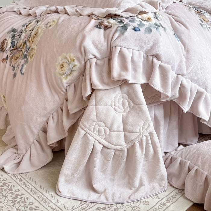 91家纺网 家纺一手货源 找家纺 宜凡家纺 2025新款牛奶绒5D数码印花床盖四件套 浮香如梦 浅卡其