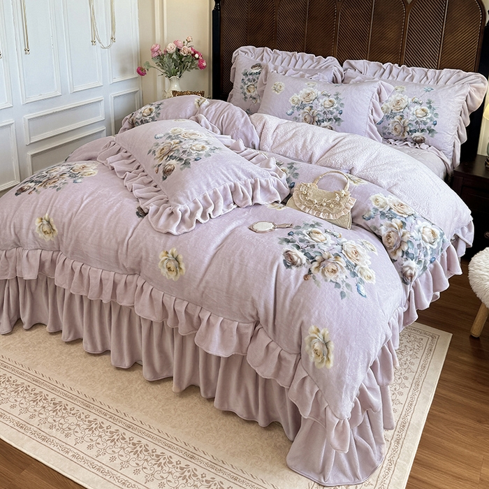 91家纺网 家纺一手货源 找家纺 宜凡家纺 2025新款牛奶绒5D数码印花床盖四件套 浮香如梦 淡紫