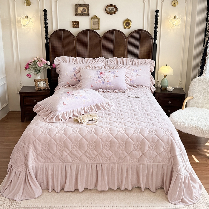 91家纺网 家纺一手货源 找家纺 宜凡家纺 2025新款牛奶绒5D数码印花床盖四件套 邂逅 紫