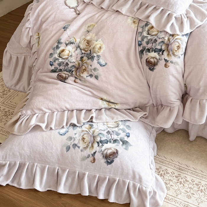 91家纺网 家纺一手货源 找家纺 宜凡家纺 2025新款牛奶绒5D数码印花床盖四件套 浮香如梦 浅卡其