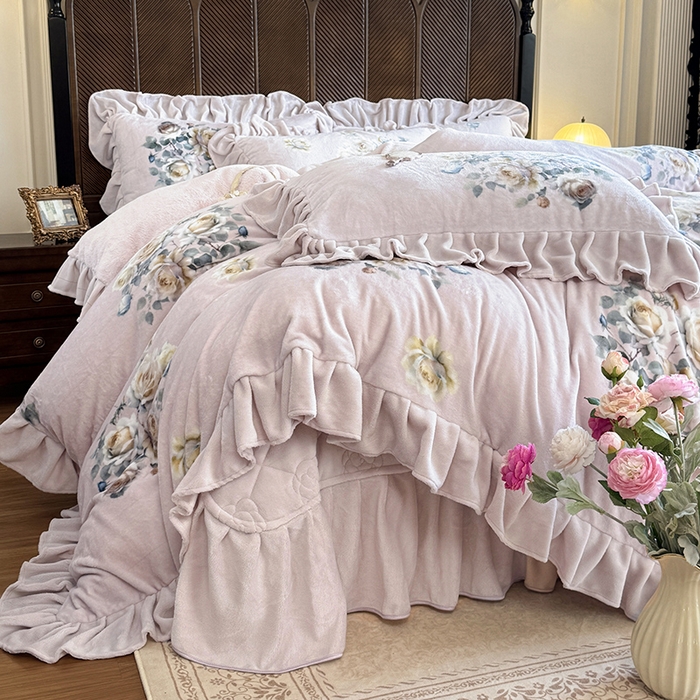 91家纺网 家纺一手货源 找家纺 宜凡家纺 2025新款牛奶绒5D数码印花床盖四件套 浮香如梦 浅卡其