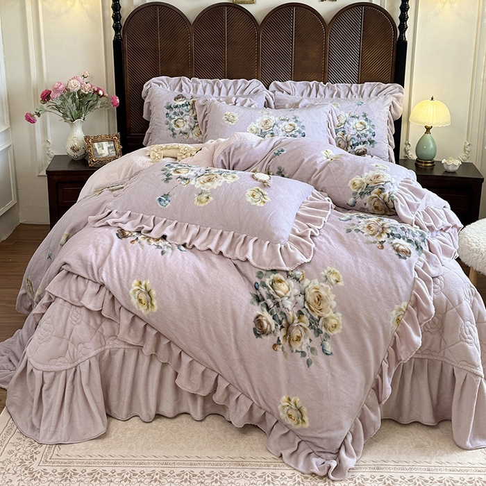 91家纺网 家纺一手货源 找家纺 宜凡家纺 2025新款牛奶绒5D数码印花床盖四件套 浮香如梦 淡紫