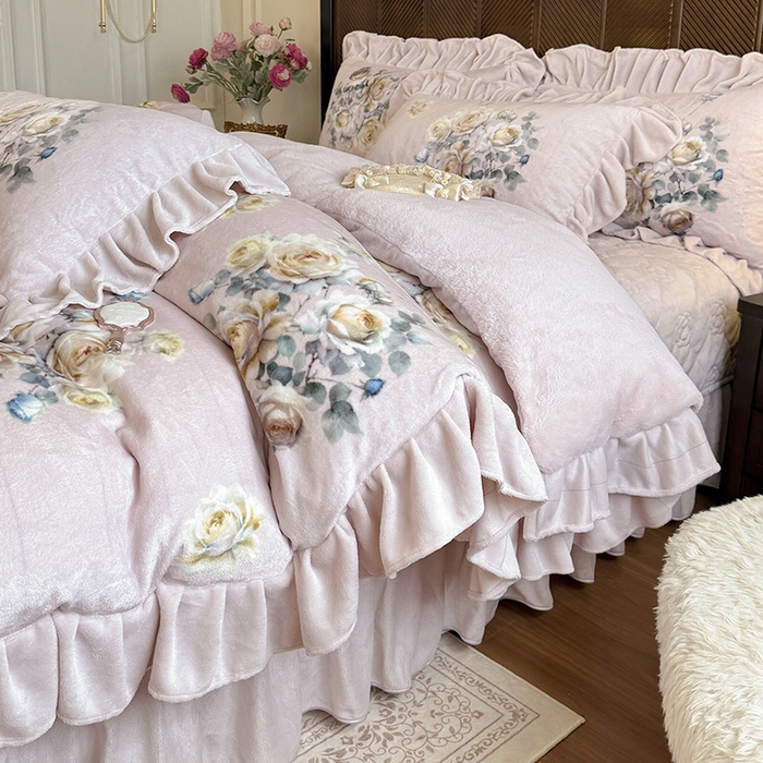 91家纺网 家纺一手货源 找家纺 宜凡家纺 2025新款牛奶绒5D数码印花床盖四件套 浮香如梦 浅卡其