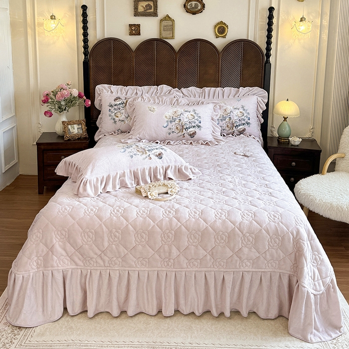 91家纺网 家纺一手货源 找家纺 宜凡家纺 2025新款牛奶绒5D数码印花床盖四件套 浮香如梦 浅卡其