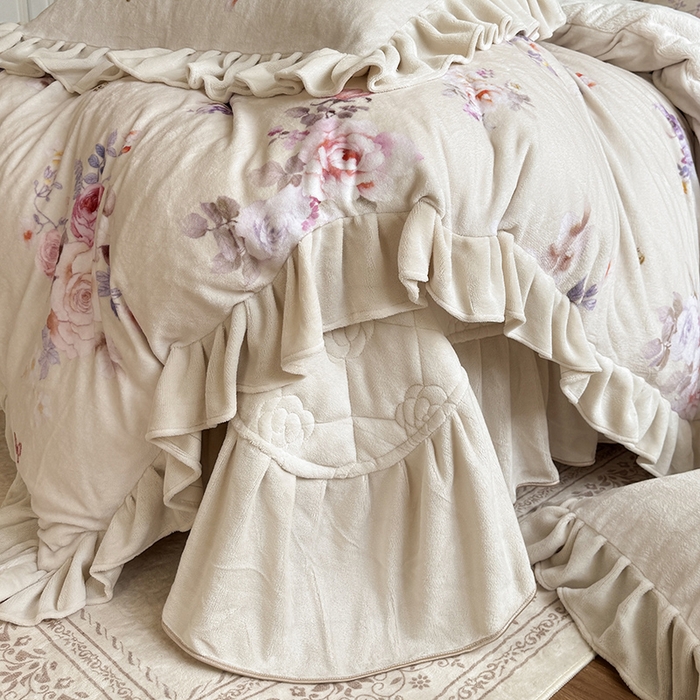 91家纺网 家纺一手货源 找家纺 宜凡家纺 2025新款牛奶绒5D数码印花床盖四件套 邂逅 米色