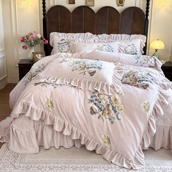 91家纺网 家纺一手货源 找家纺 宜凡家纺 2025新款牛奶绒5D数码印花床盖四件套 浮香如梦 浅卡其