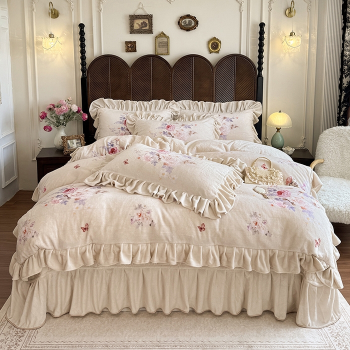 91家纺网 家纺一手货源 找家纺 宜凡家纺 2025新款牛奶绒5D数码印花床盖四件套 邂逅 米色