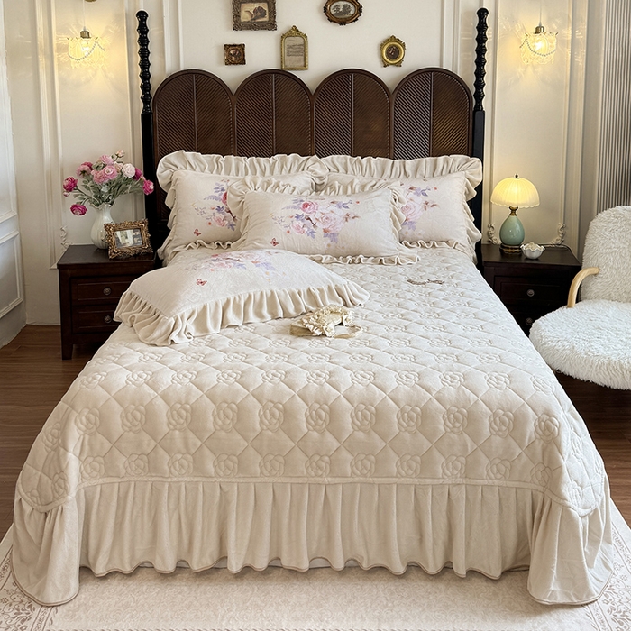 91家纺网 家纺一手货源 找家纺 宜凡家纺 2025新款牛奶绒5D数码印花床盖四件套 邂逅 米色