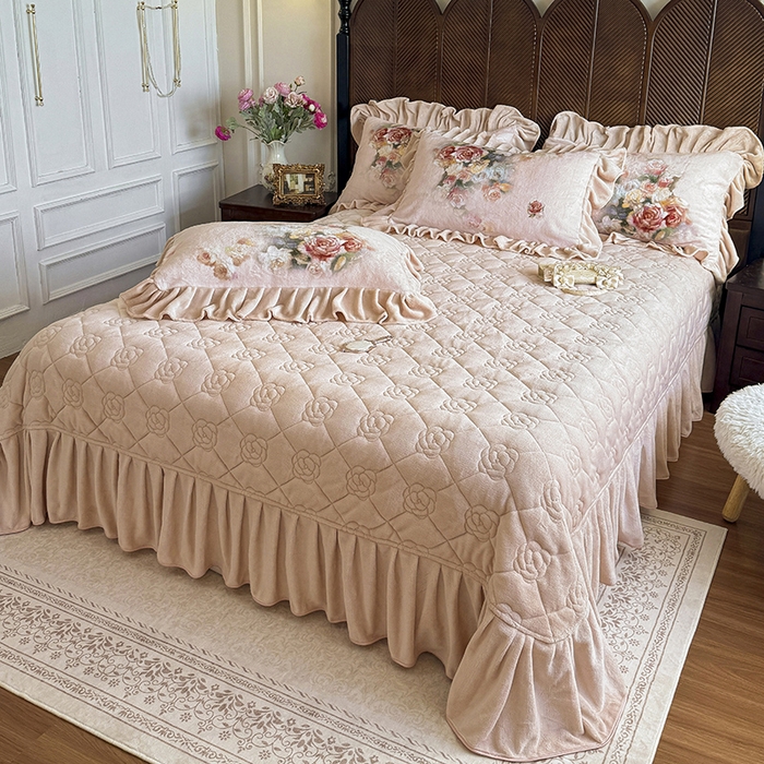 91家纺网 家纺一手货源 找家纺 宜凡家纺 2025新款牛奶绒5D数码印花床盖四件套 花开浪漫 粉玉