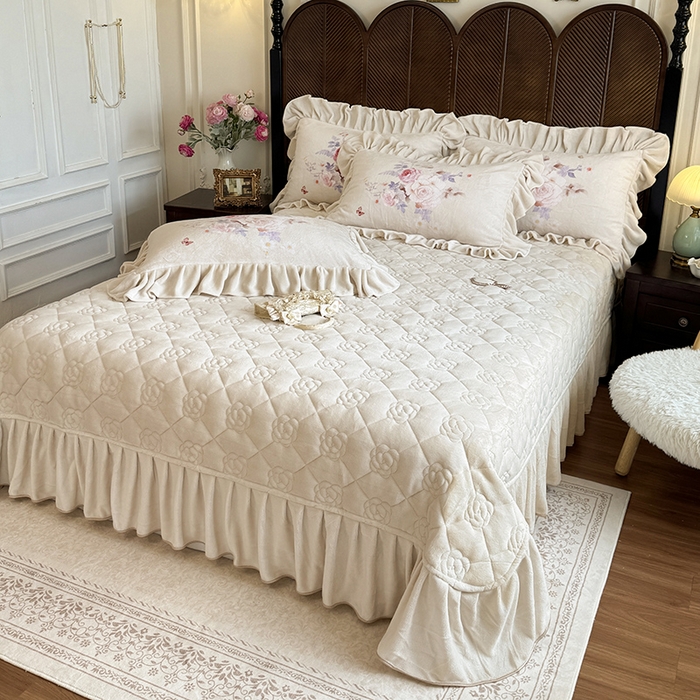 91家纺网 家纺一手货源 找家纺 宜凡家纺 2025新款牛奶绒5D数码印花床盖四件套 邂逅 米色