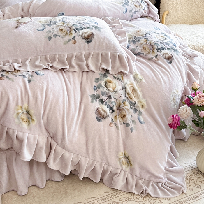 91家纺网 家纺一手货源 找家纺 宜凡家纺 2025新款牛奶绒5D数码印花床盖四件套 浮香如梦 浅卡其