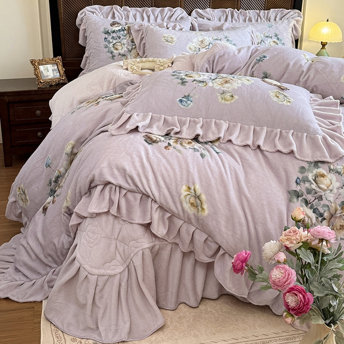 91家纺网 家纺一手货源 找家纺 宜凡家纺 2025新款牛奶绒5D数码印花床盖四件套 浮香如梦 淡紫