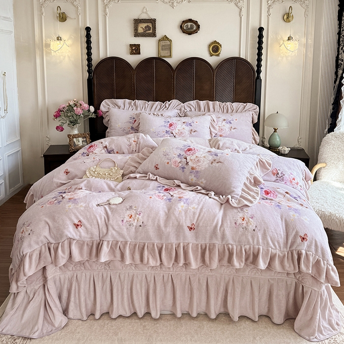 91家纺网 家纺一手货源 找家纺 宜凡家纺 2025新款牛奶绒5D数码印花床盖四件套 邂逅 紫