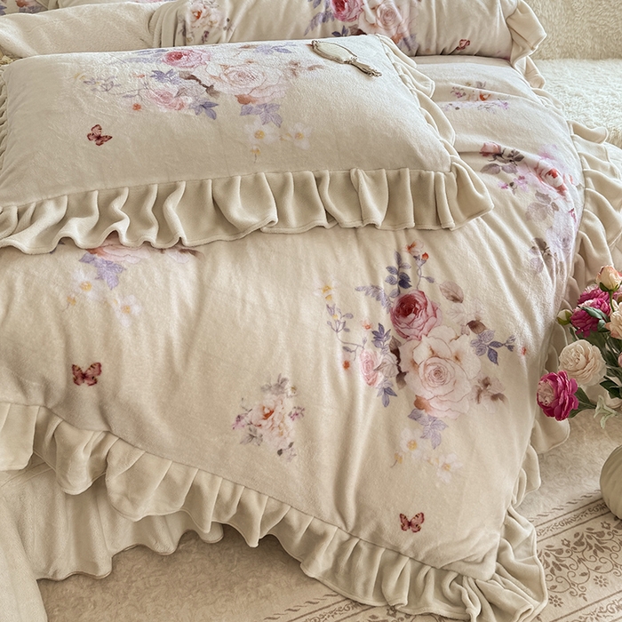 91家纺网 家纺一手货源 找家纺 宜凡家纺 2025新款牛奶绒5D数码印花床盖四件套 邂逅 米色