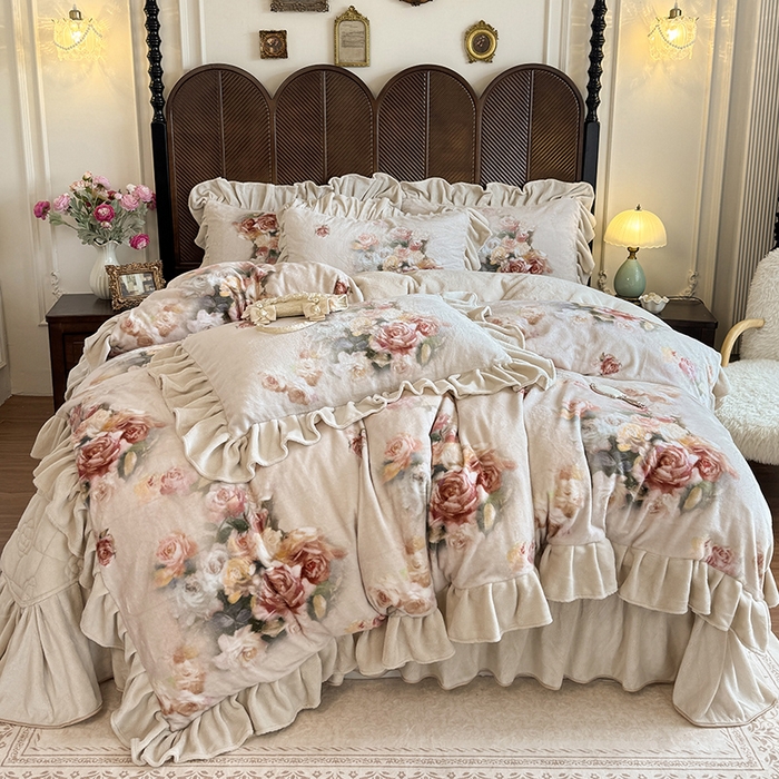 91家纺网 家纺一手货源 找家纺 宜凡家纺 2025新款牛奶绒5D数码印花床盖四件套 花开浪漫 驼色