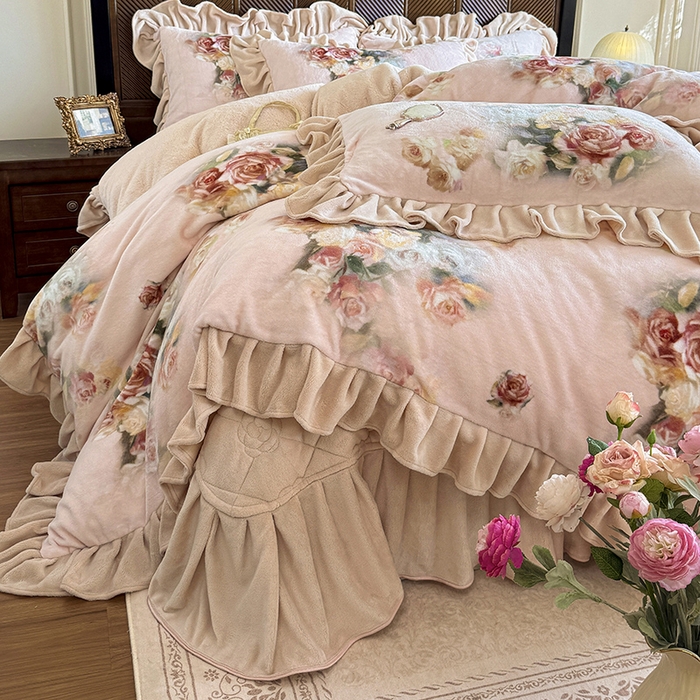 91家纺网 家纺一手货源 找家纺 宜凡家纺 2025新款牛奶绒5D数码印花床盖四件套 花开浪漫 粉玉