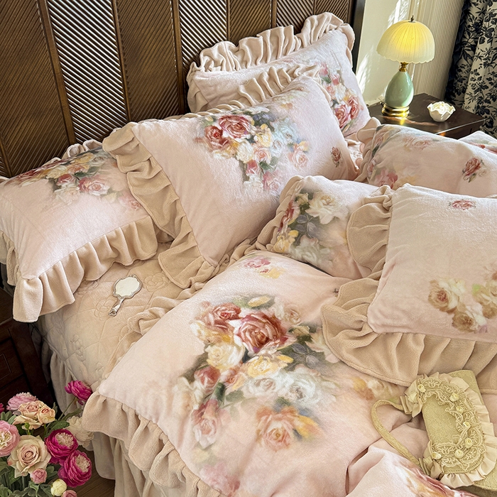 91家纺网 家纺一手货源 找家纺 宜凡家纺 2025新款牛奶绒5D数码印花床盖四件套 花开浪漫 粉玉