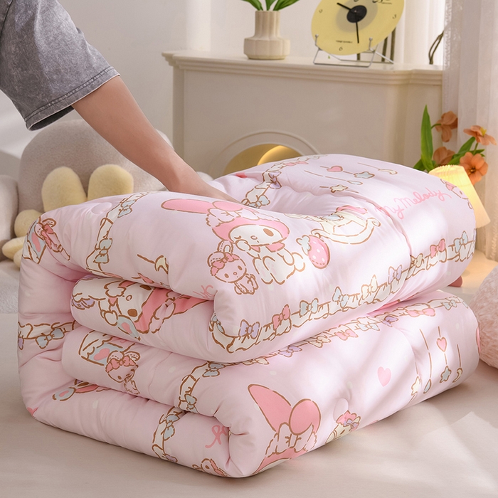 91家纺网 家纺一手货源 找家纺 艾兜坊 2025新款三丽鸥水洗棉3D豆豆被 被子被芯 木马美乐蒂